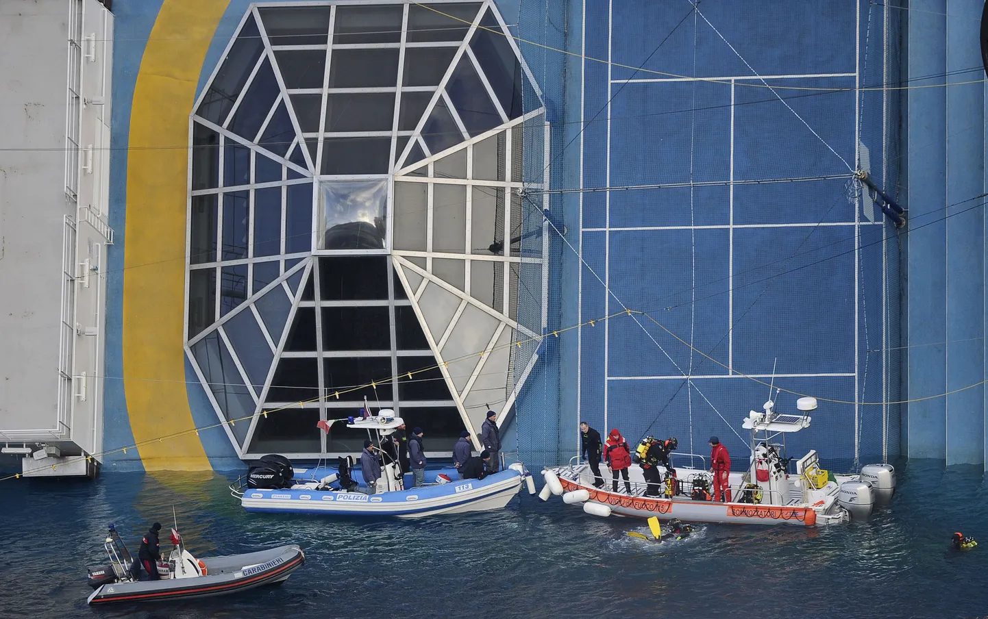 Sukeldujad Costa Concordia juures