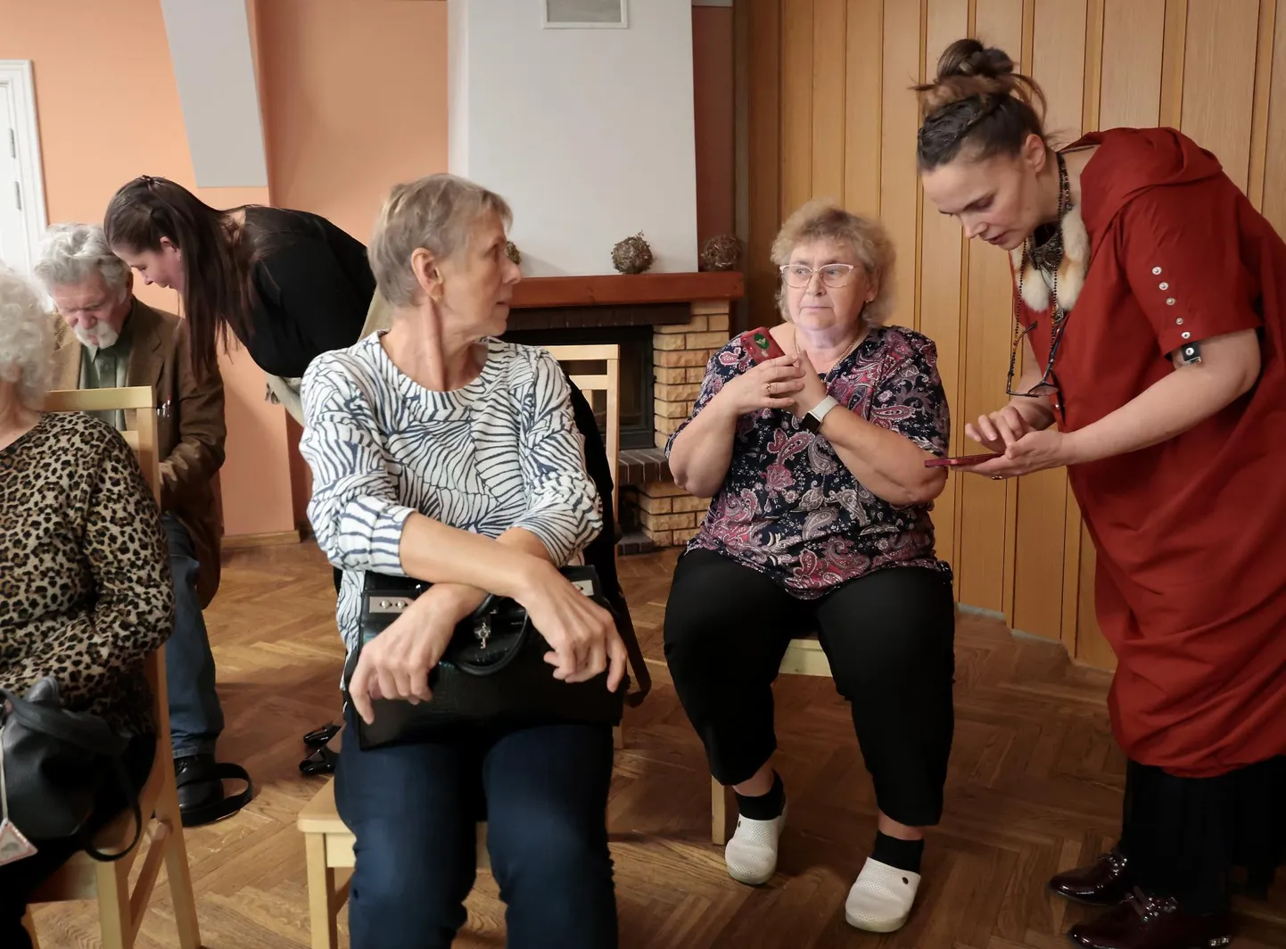 Eakate digipädevuse tund algas Tähtvere päevakeskuses lühikese loenguga ning jätkus vabas õhkkonnas, kus huvilised said individuaalselt nutiabi küsida. Nii tegi ka Leili Vares (keskel), keda parasjagu aitas digimentor Karmen Minenko.