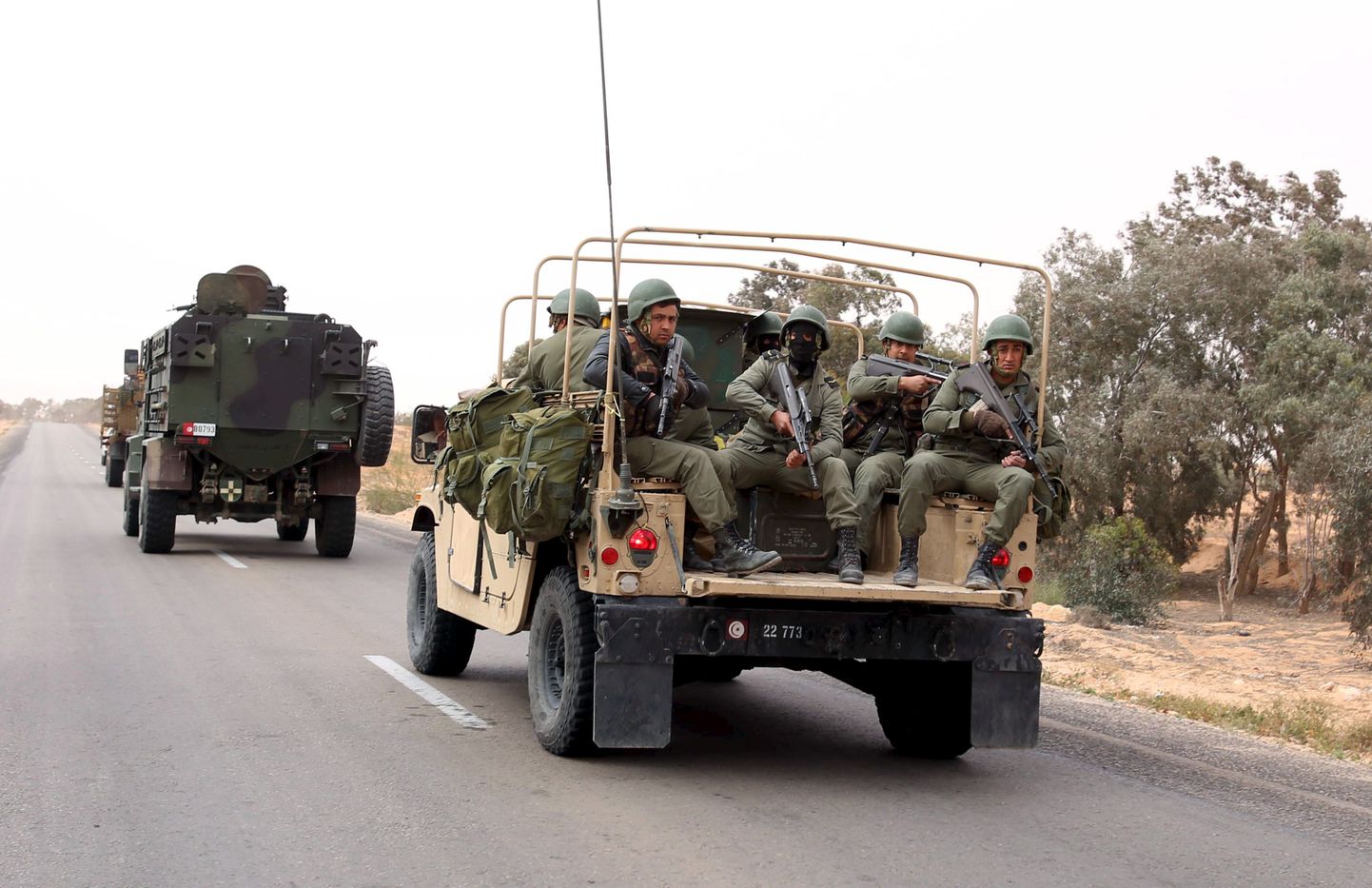 Tuneesia sõdurid patrullimas.
