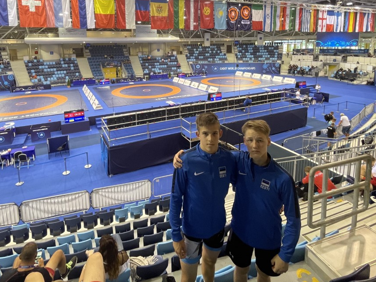 Spordiklubi Englas noored maadlejad Georg Kristerson (vasakul) ja Artur Jeremejev Budapestis kadettide maailmameistrivôistlustel.