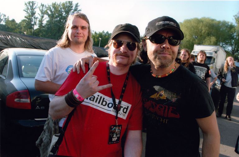 Raadio 2 saate «Metallion» saatejuht Jan Berkovitch (punases) Metallica trummari Lars Ulrichiga. Taustal sõber ja kaasfänn Silver Suu.