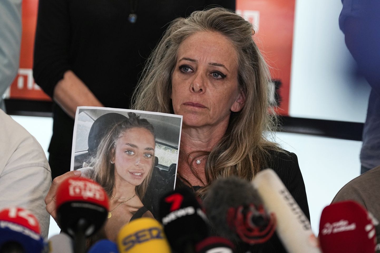 Palestiina terroriorganisatsiooni Hamasi poolt 7. oktoobril 2023 röövitud Prantsuse-Iisraeli päritolu 21-aastase Mia Schemi ema Keren Schem näitamas oma tütre pilti 17. oktoobril 2023 Tel Avivis toimunud pressikonverentsil.