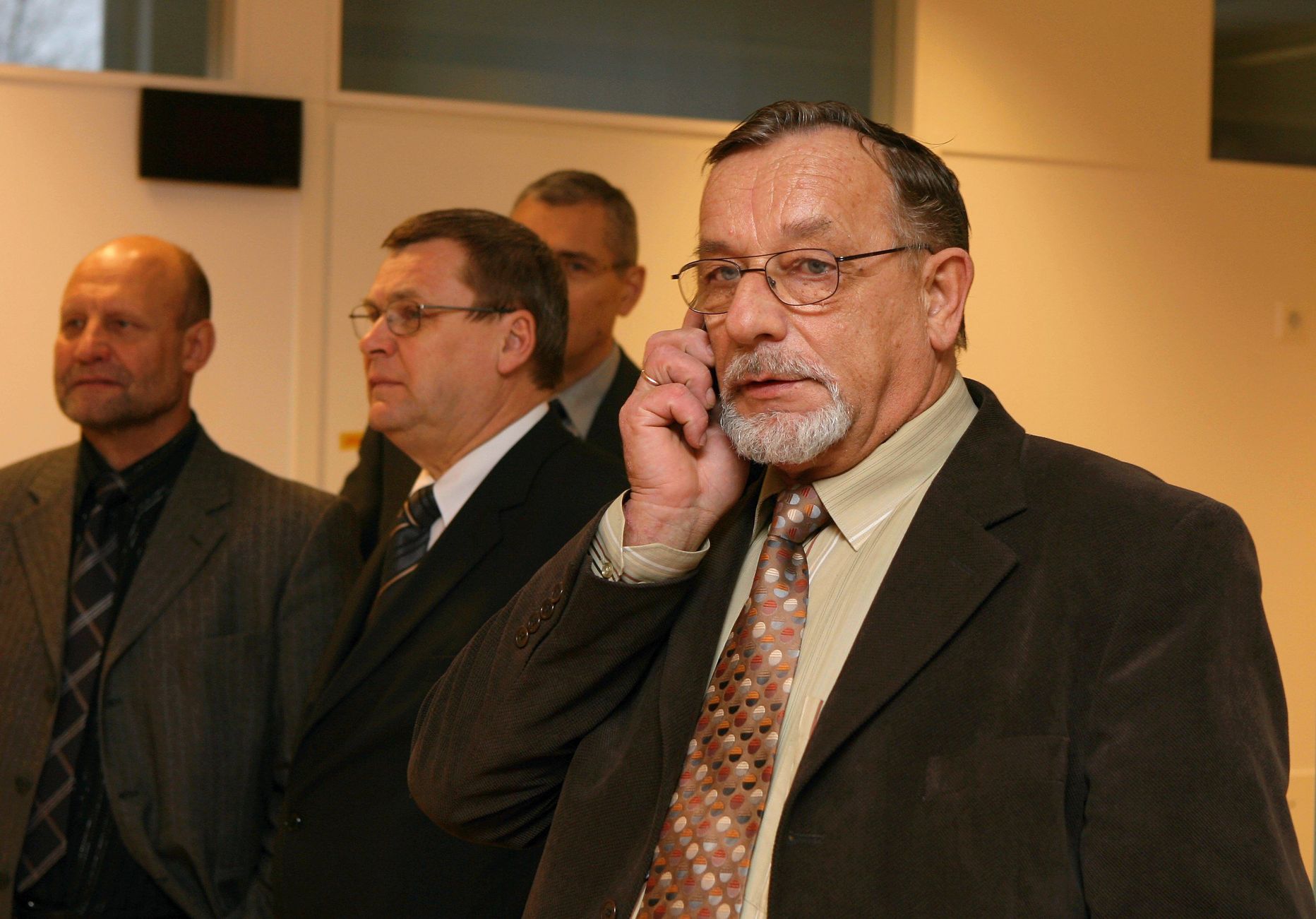 Seoses Viktor Sarapuu (paremal telefoniga) lahkumisega Kuresaare haigla juhatusest, otsib haigla uut juhatuse liiget.