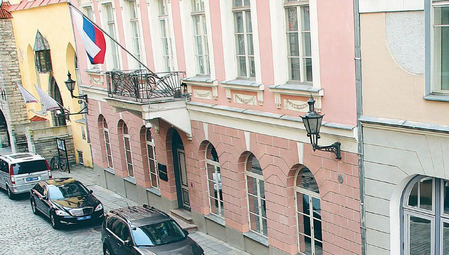 Tallinna vanalinnas Pikk 19 tegutses sõdadevahelisel ajal Nõukogude esindus, nüüd on hoonel kaks aastakümmet lehvinud Venemaa lipp.