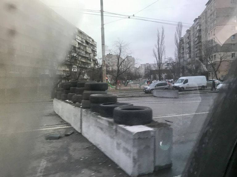Один из сотен блокпостов недалеко от центра Киева