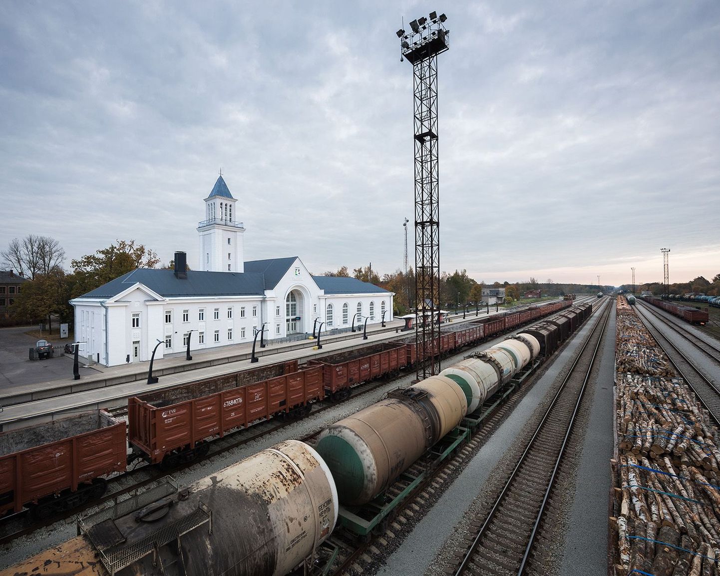 32 kõige erilisema raudteejaama seas on Eesti ühe tippfotograafi hinnangul ka Valga jaamahoone.