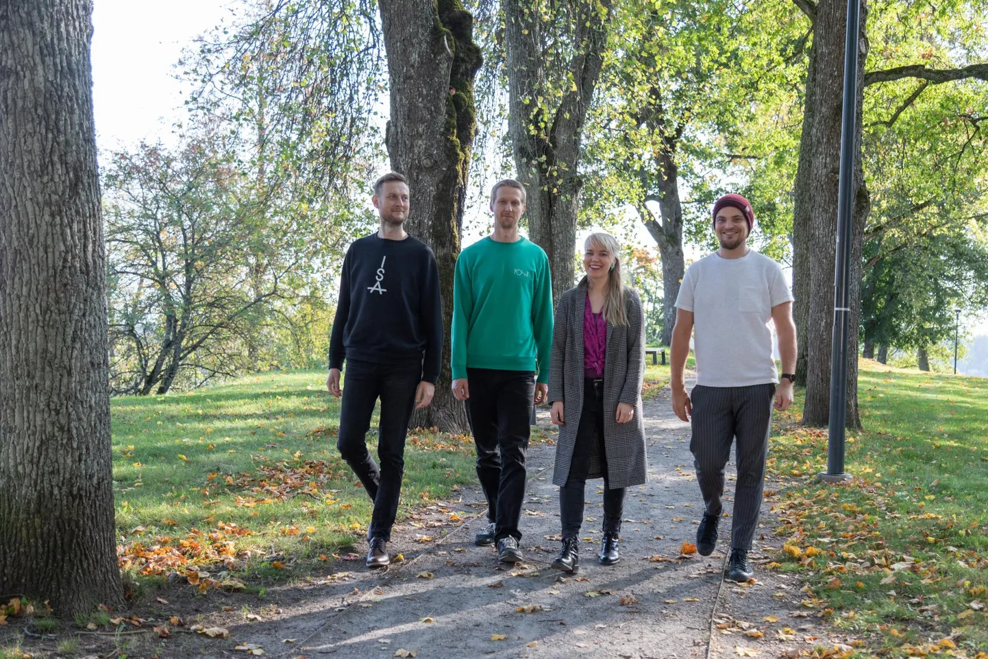 Arno Tamm (vasakul) külalisena ja Tintura ehk Lauri Täht, Karoliina Kreintaal ja Taavet Niller andsid välja albumi kaugete rahvuskaaslaste saatusest. FOTO: Maris Savik