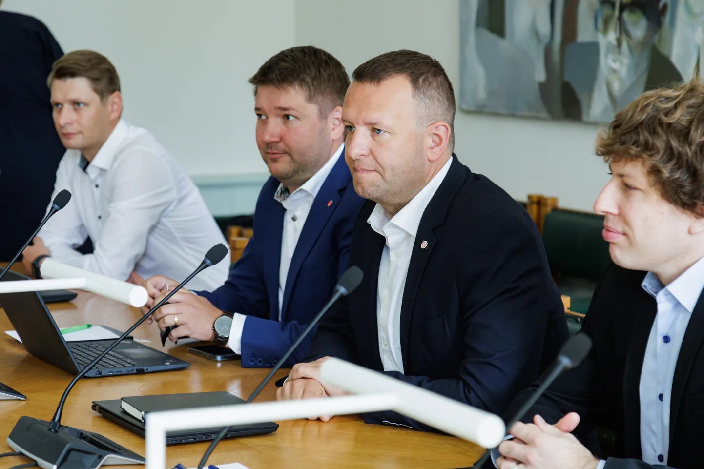 Sotsiaaldemokraatide esimees Lauri Läänemets (keskel).