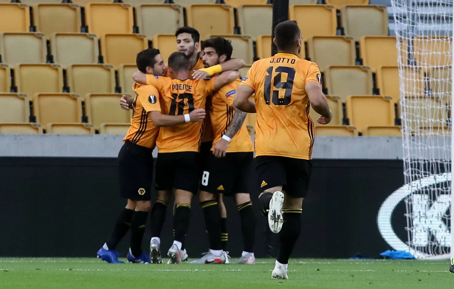 Wolverhampton Wanderersi mehed rõõmustamas värske tabamuse üle.