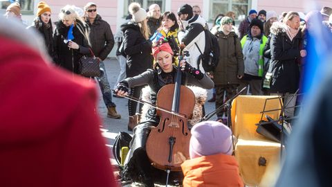 По Интернету гуляет видео про звезду эстонской музыки на протестах: где же мои дети?