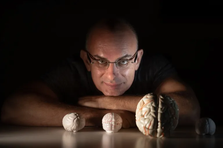 Doktor Oren Shriki.