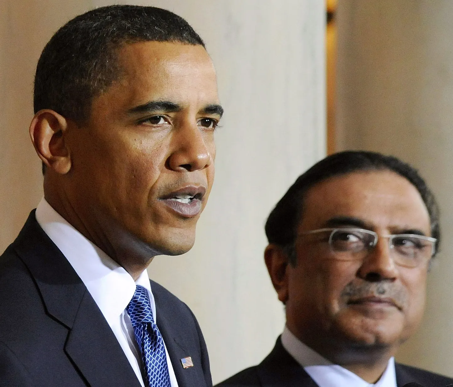 Pakistani president Asif Ali Zardari (paremal) jälgimas USA presidenti Barack Obamat.