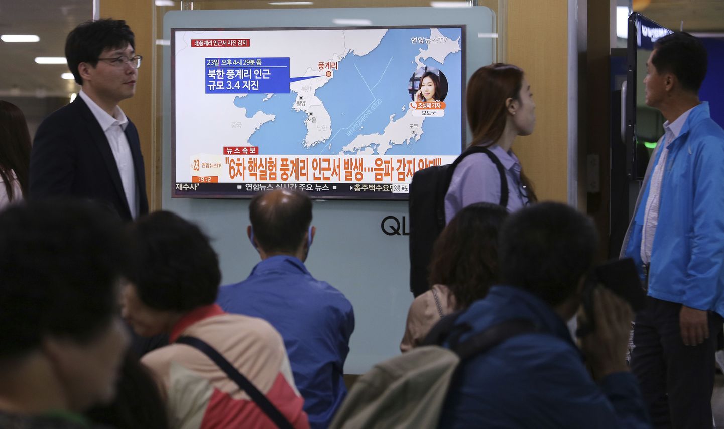 Põhja-Korea maavärinast uudiseid jälgivad inimesed.