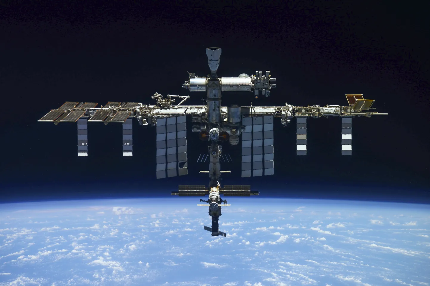 Rahvusvaheline Kosmosejaam, vaadatuna Vene kosmoselaeva "Sojuz MS-19" poolt. Roskosmos teatas, et rahvusvahelisele kosmosejaamale kinnitatud Vene kosmosekapsli jahutusvedeliku leke ei nõua meeskonna evakueerimist, kuid nad on vajadusel valmis välja saatma asenduskapsli.