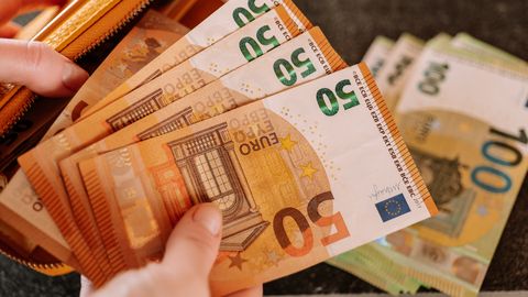 Bankas darbiniecei piespriež cietumsodu par noziedzīgām darbībām ar klientu līdzekļiem 17 gadu garumā