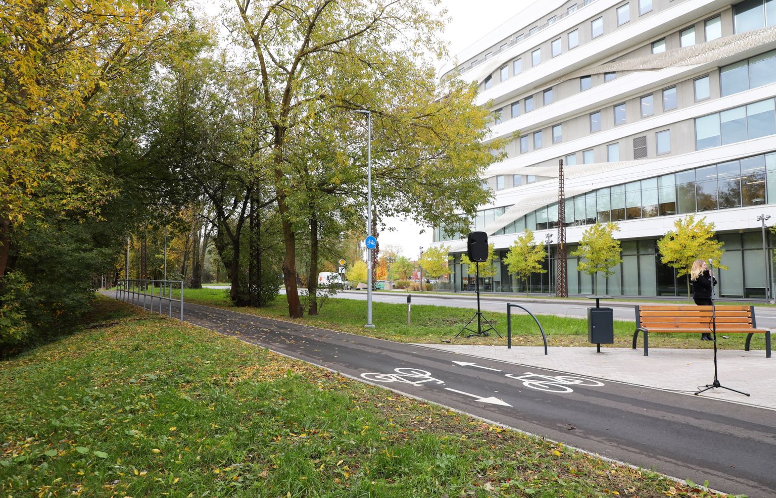 FOTO UN VIDEO Ielūkojies, kā izskatās jaunizbūvētais veloceliņš 