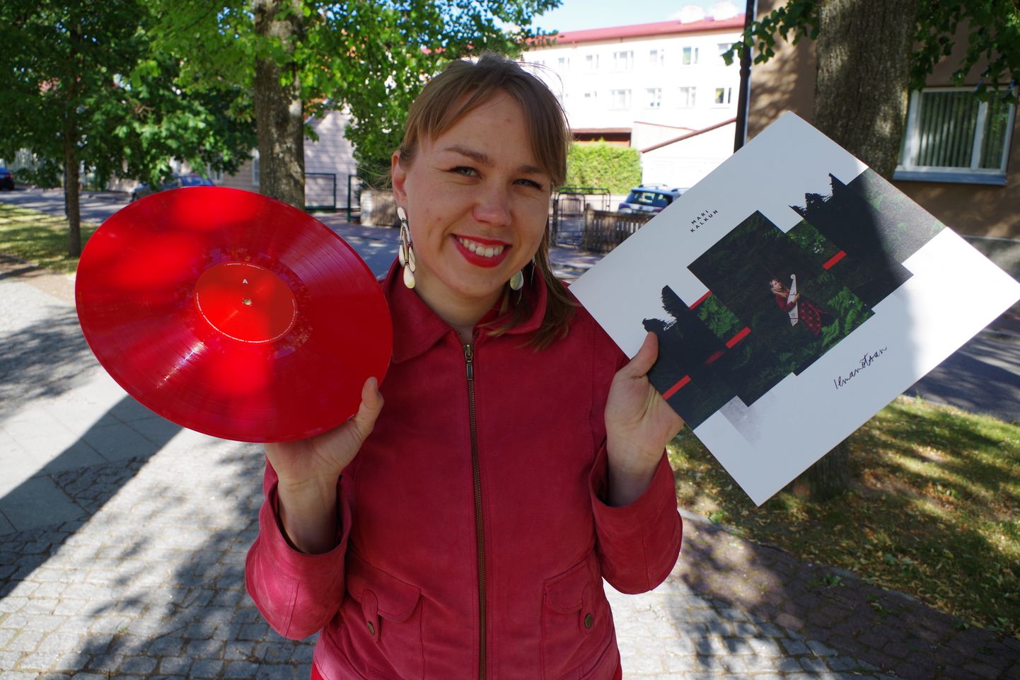 Mari Kalkuni «Ilmamõtsan» vinüülplaat pole juhuslikult tulipunast värvi – see on lauljatari lemmikvärv.