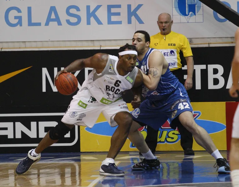 Aasta 2009: Tanoka Beard (vasakul) ja Kevin Lyde. Korvpalli meistriliigas kohtusid Tartu Rock (valgetes särkides) ja BC Kalev / Cramo. Mängu võitis Tartu Rock tulemusega 80:62.