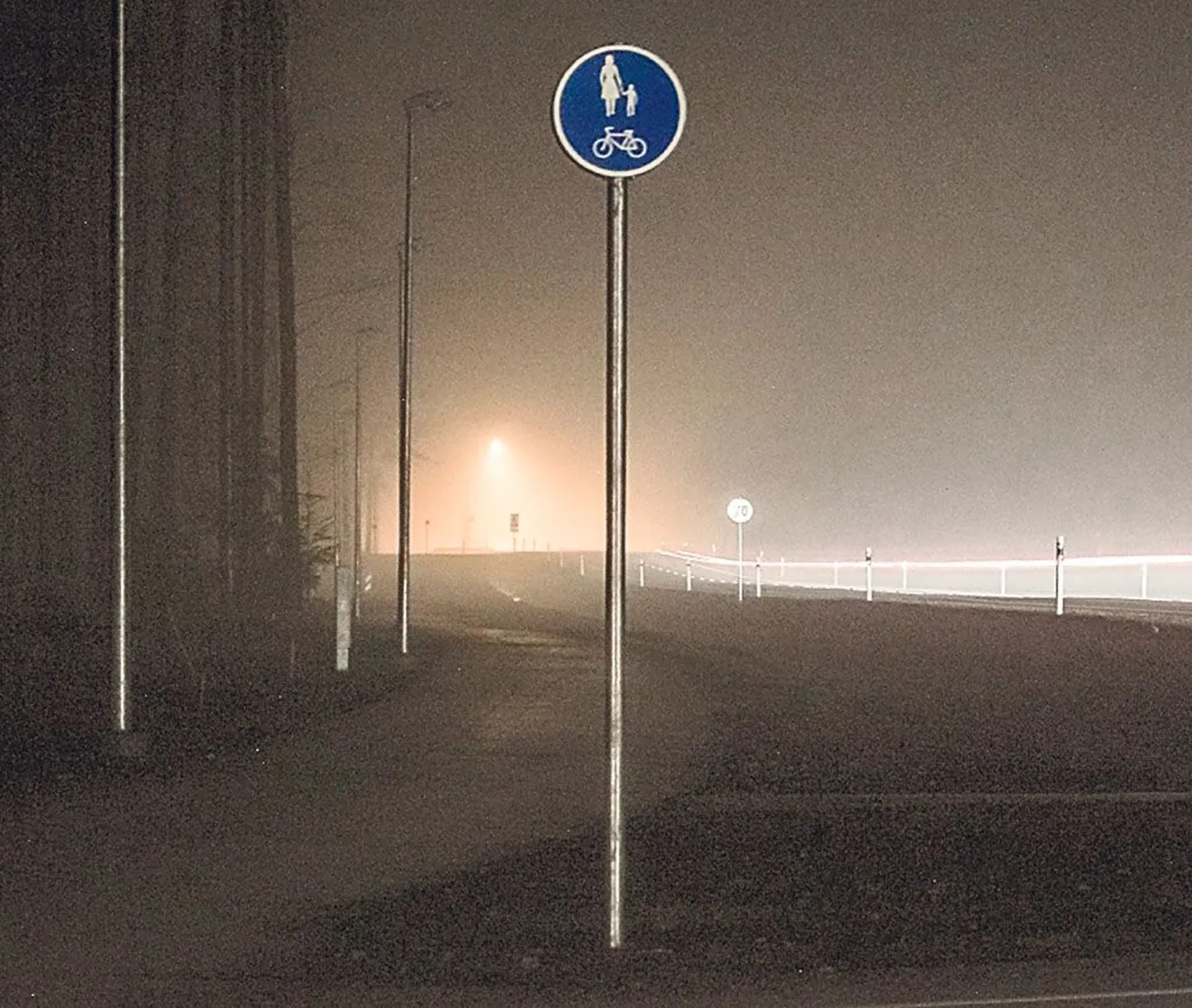 Tammiste kergliiklusteel pakuvad praegu õhtuti valgust vaid autotuled.