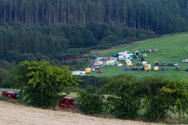 Šotimaal Aberdeenshire'is Stonehavenis toimus 12. augustil mudalaviini tõttu rongiõnnetus. Pildil päästjate ja parameedikute autod.