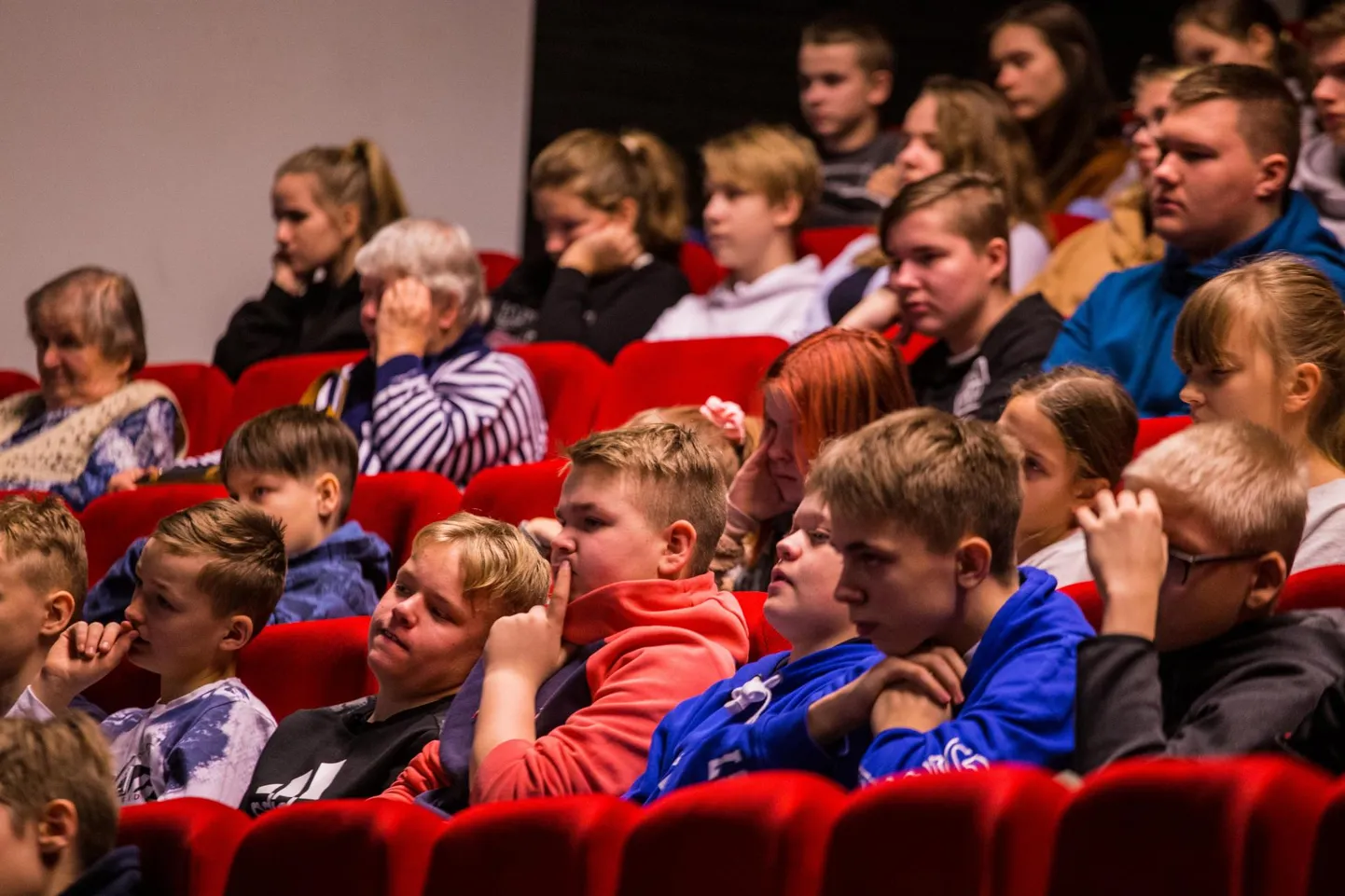 Haljala rahvamajas saab isadepäeval näha lavastaja Neeme Kuninga lavale seatud kontsertlavastust "Issi, isa, paps ja taat".