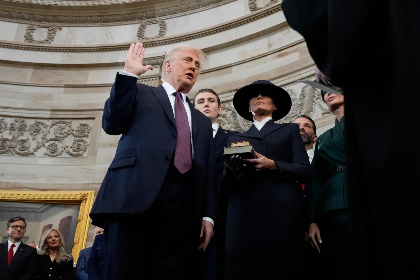 Ametisse vannutamisel lubab USA president austada ja järgida põhiseadust. Teise ametiaja esimese saja päeva jooksul on Donald Trump suuresti oma võimu piire kombanud.
