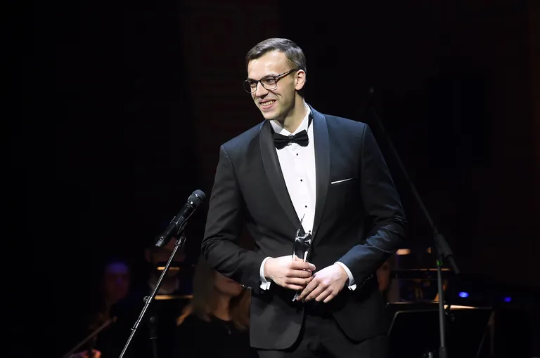 Dziedātājs Edgars Ošleja ar saņemto balvu kategorijā "Gada jaunais mākslinieks" svinīgajā "Lielās mūzikas balvas 2021" pasniegšanas ceremonijā Latvijas Nacionālajā operā un baletā. 2022. gada 8. marts.
