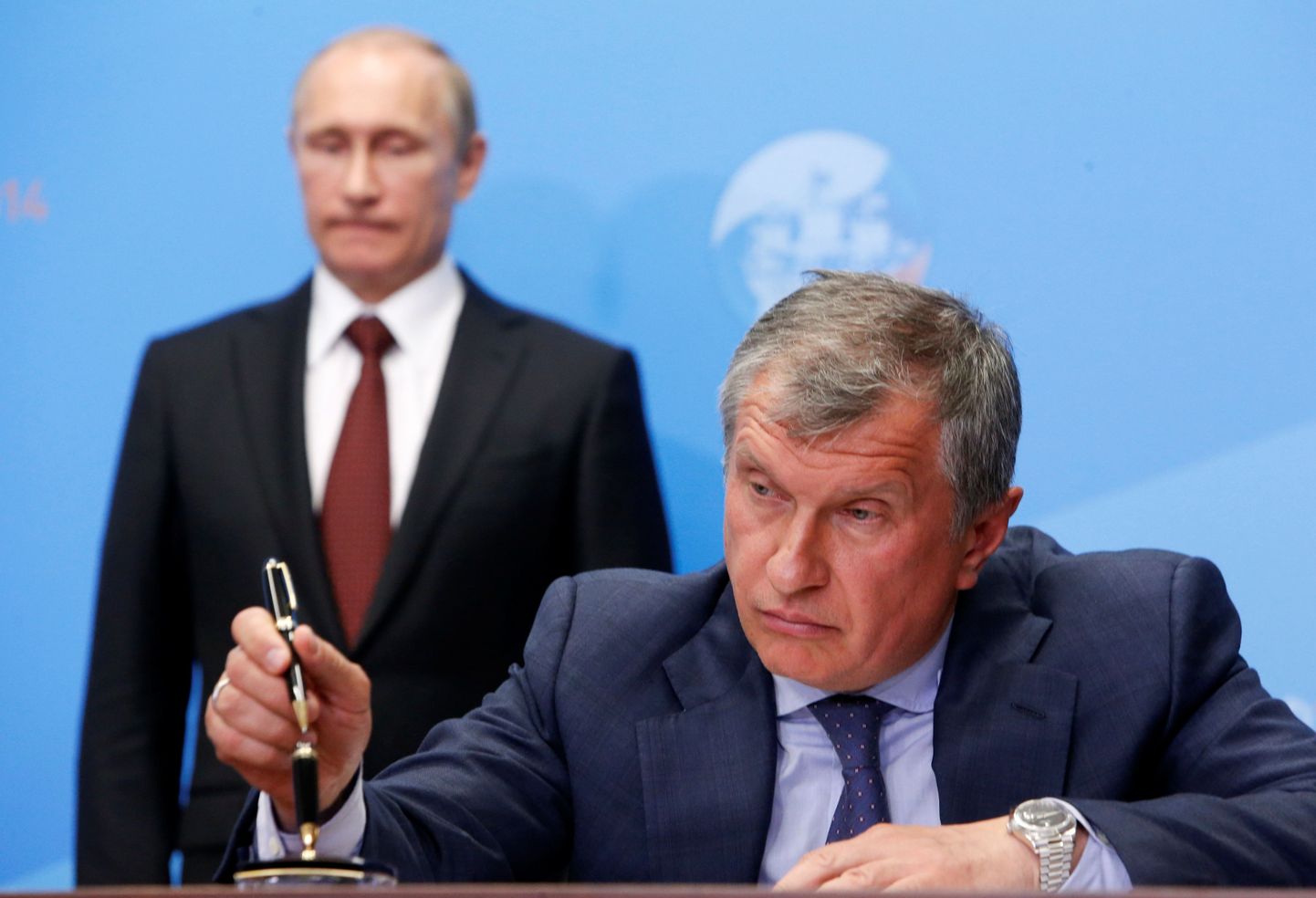 Igor Setšin ja Vladimir Putin mais 2014 Peterburi majandusfoorumil.