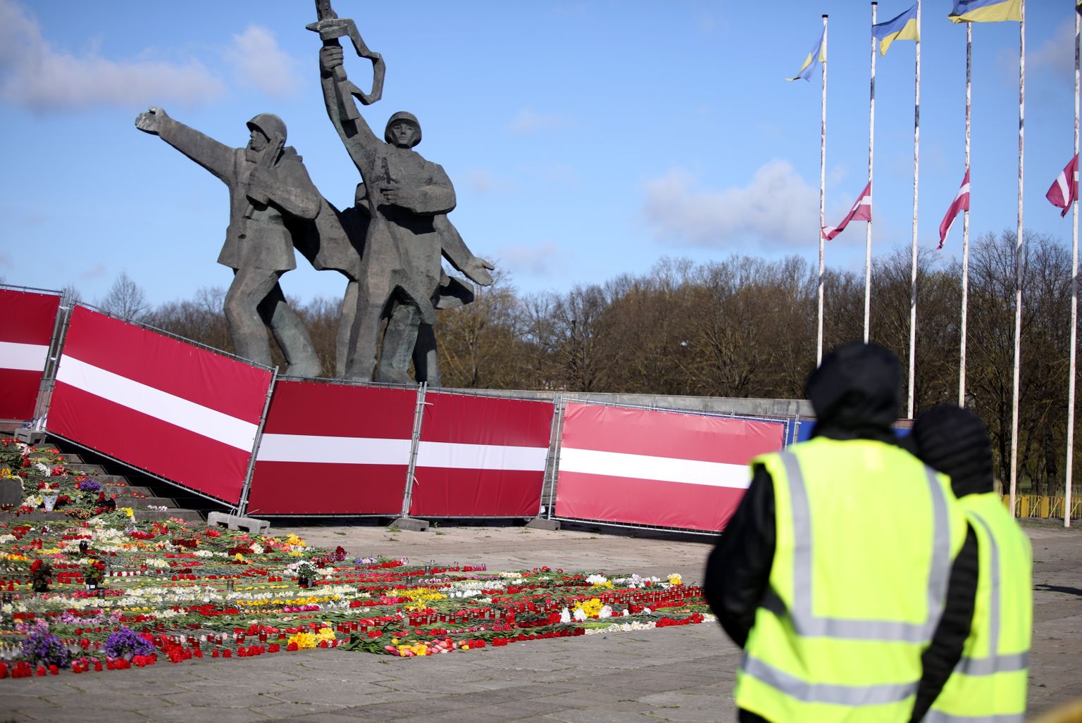 Pretēji policijas aicinājumam Ukrainas kara upuru piemiņas dienā nepulcēties pie padomju režīma memoriāliem, pie pieminekļu kompleksa Uzvaras parkā cilvēki ieradušies nolikt ziedus.