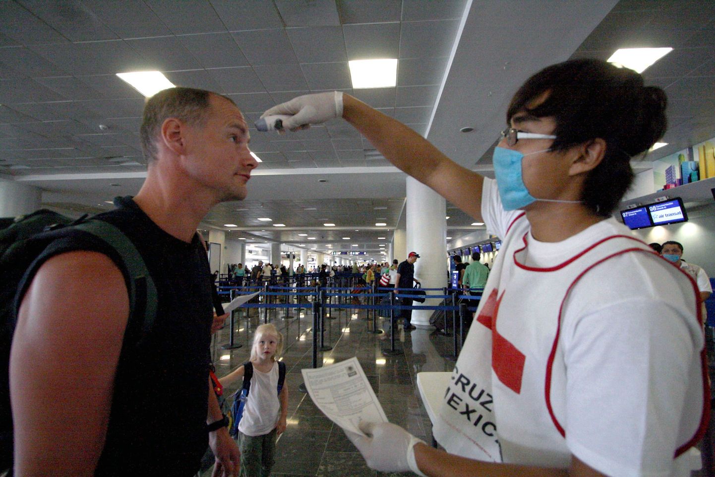 Mehhiko Punase risti töötaja kontrollib turiste Cancuni rahvusvahelisel lennuväljal.
