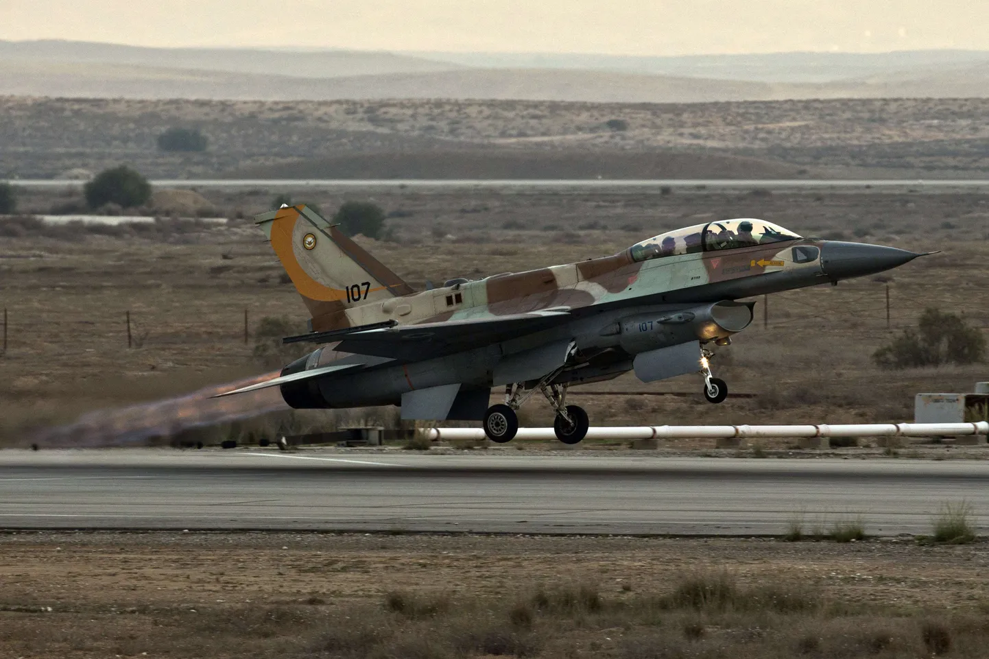 Iisraeli F-16 hävituslennuk tõuseb õhku Hatzerimi lennuväebaasist.