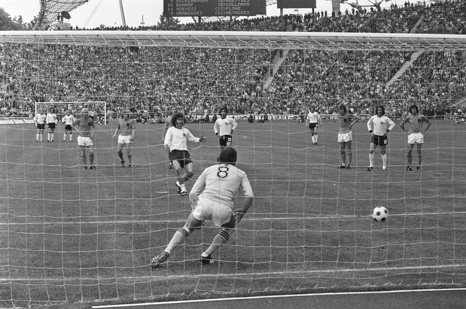 Saksa koondislane Paul Breitner 1974. aasta MMi finaalis Hollandi väravasse penalitit põrutamas.