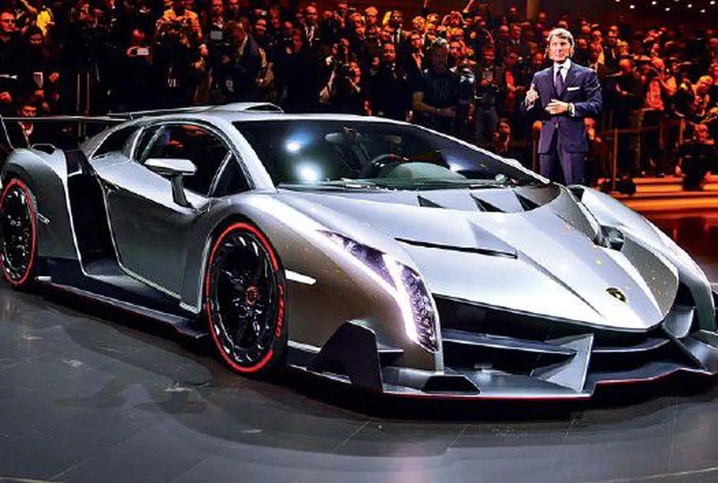 Lamborghini juhatuse esimees Stephan Winkelmann Genfi autonäitusel uue Veneno kõrval.