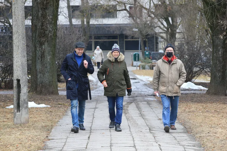 Valimisliidu Tartu Eest liikmed Tanel Tein (vasakult), Margus Jaanovits ja Vahur Kalmre tutvustasid täna hommikupoolikul oma ideid Tartu keskpargist.