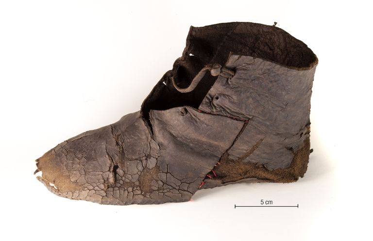 Esimeste linlaste enimarmastatud jalanõuks olid poole pindluuni ulatunud säärega saapataolised jalavarjud. Neid on peale vanalinna avastatud ka Roosikrantsi tänava 13. sajandi lõpu – 14. sajandi esimese poole ladestustest