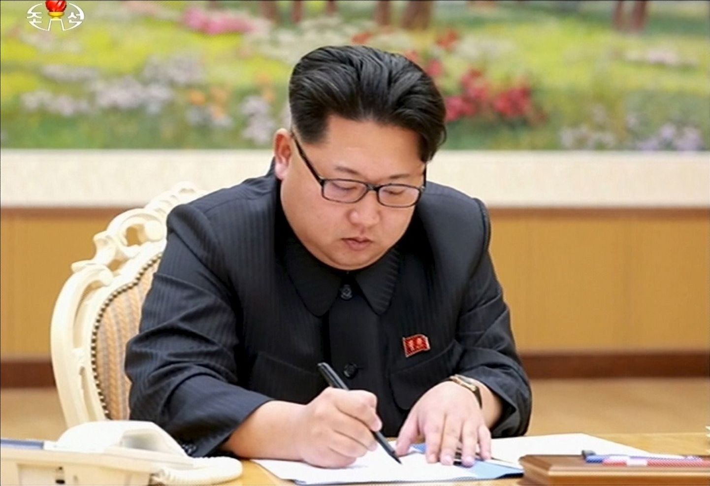 Põhja-Korea juht Kim Jong-un kirjutamas alla dokumendile, mis puudutab väidetavalt riigi esimest vesinikpommi katsetust.