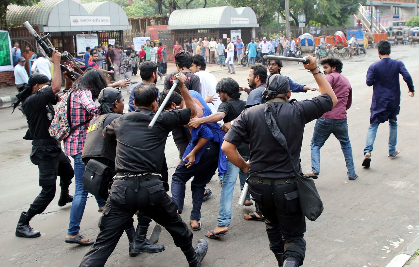 Bangladeshi politsei eriüksus ajamas nuiadega laiali meeleavaldajaid, kes protestisid narkoäri osaliste ilma kohtuotsuseta tapmise vastu.