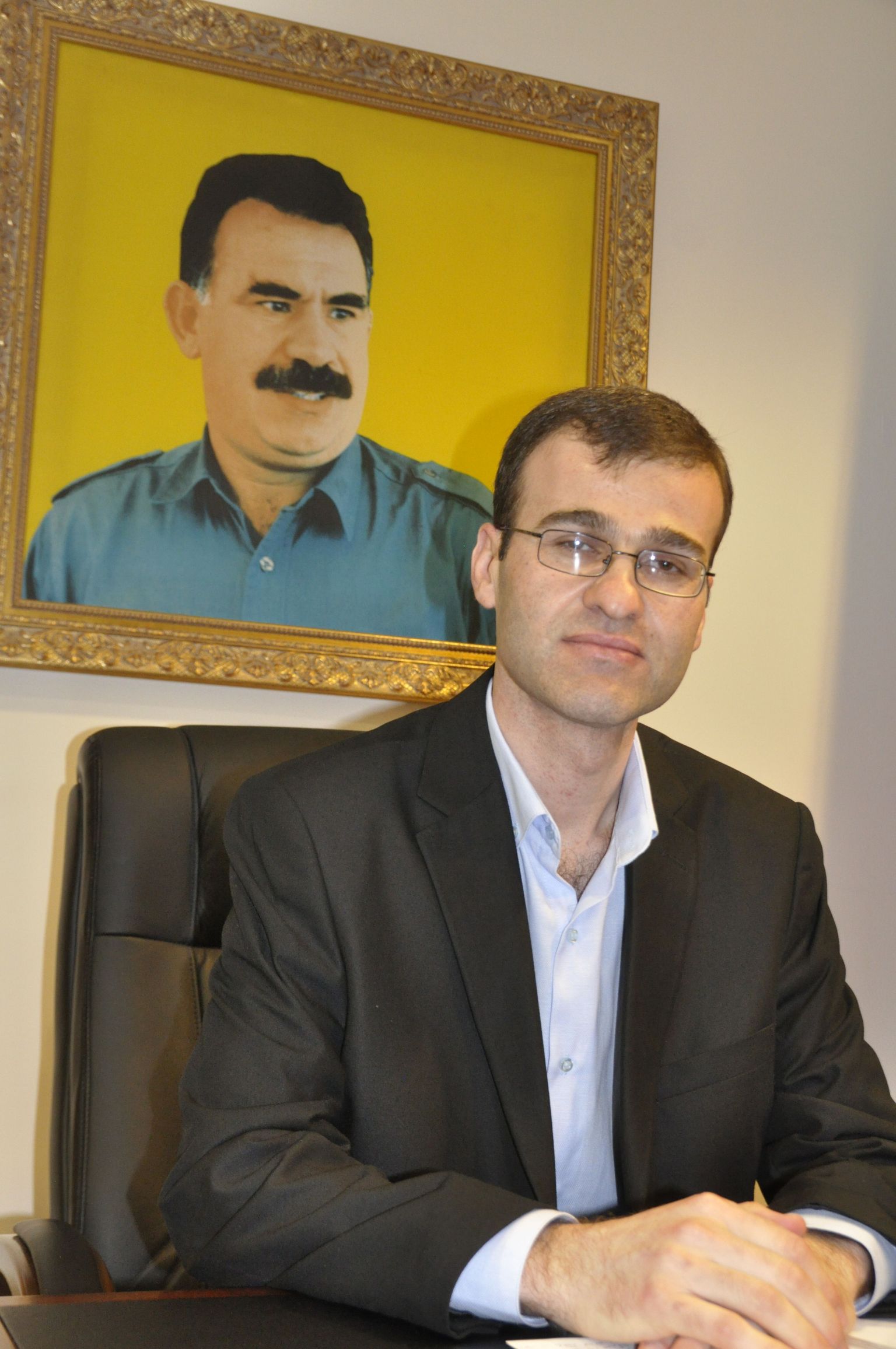 Süüria kurdide Moskva-esinduse juht poseerib kõigile külalistele hea meelega Abdullah Öcalani portree all.