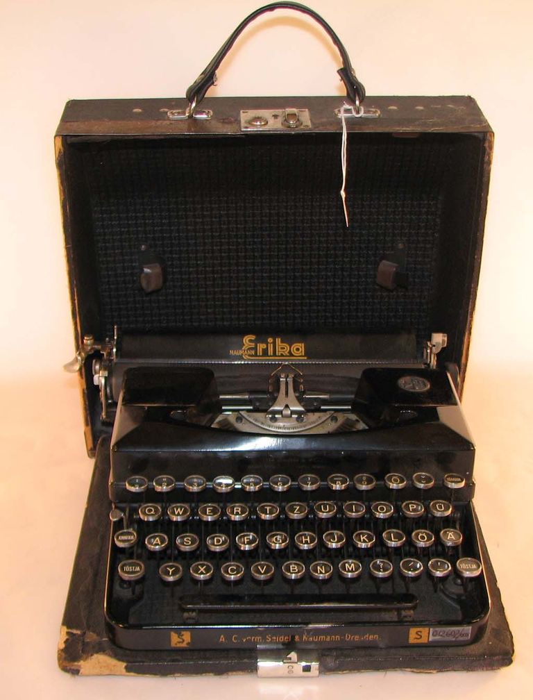 Aleksandrine Pedusaare pooltJaan ja Helga Krossile 1940. aastal pulmadeks kingitud kirjutusmasin, millel Helga lõi ümber Jaani ettekandeid Rahvuskomiteele.