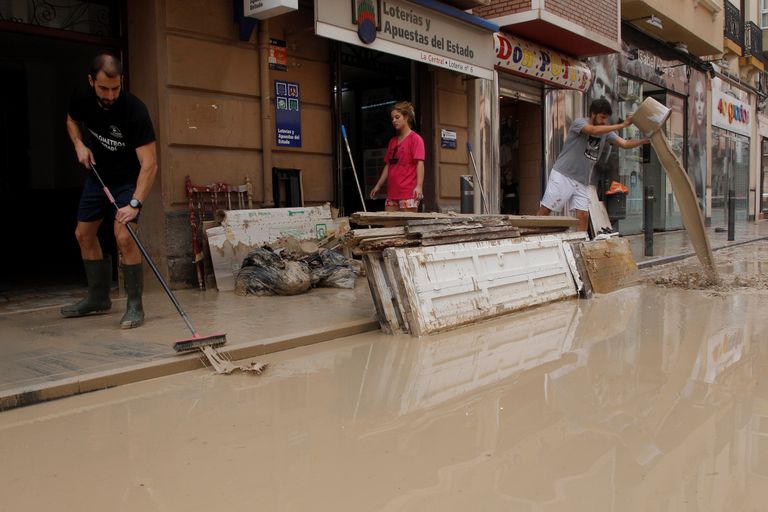 Inimesed koristamas Orihuelas Ida-Hispaanias tormi tekitatud segadust. Linn Alicante provintsis oli üleujutuste tõttu kolm päeva ülejäänud maailmast ära lõigatud.