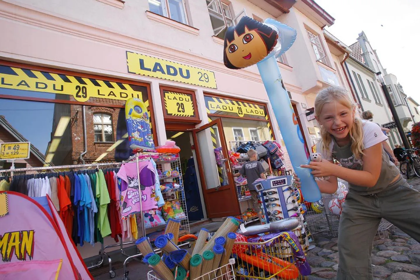 Kauplused Ladu 29 ja Fashion Outlet toovad Rüütli tänavale kuurortlinnale omast melu veel siis, kui enamik ärisid on ammu tööpäeva lõpetanud.