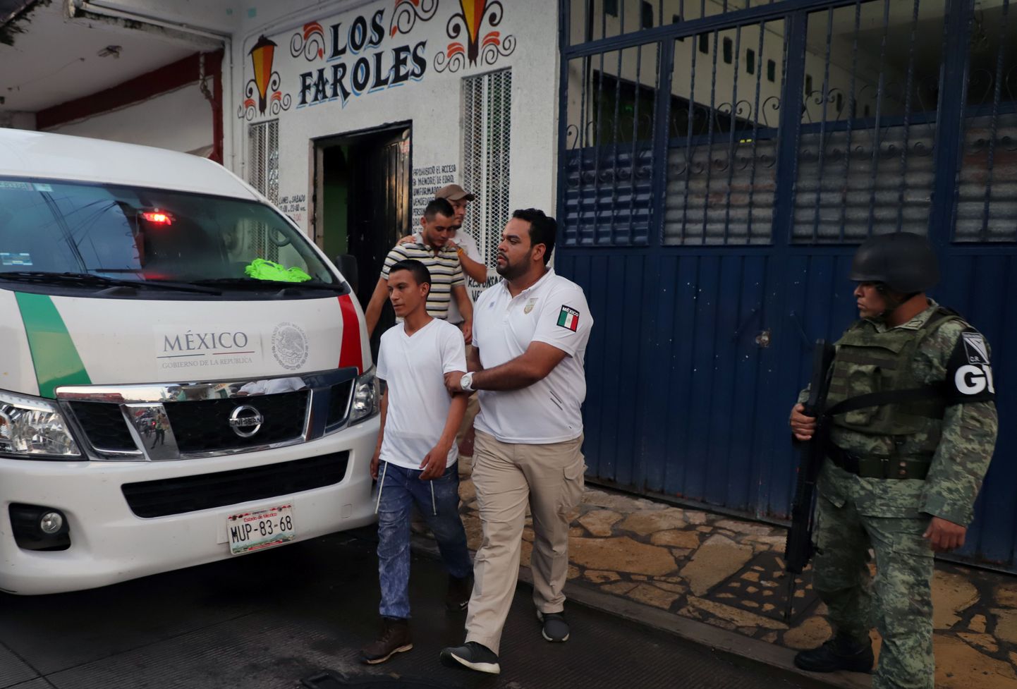 Mehhiko rändeametnikud ja rahvuskaardi liikmed illegaale püüdmas.
