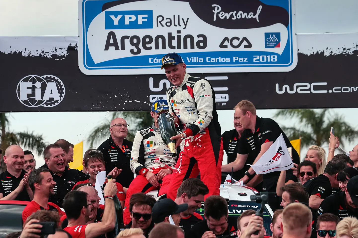 Ott Tänak ja Martin Järveoja tähistavad Argentina ralli võitu