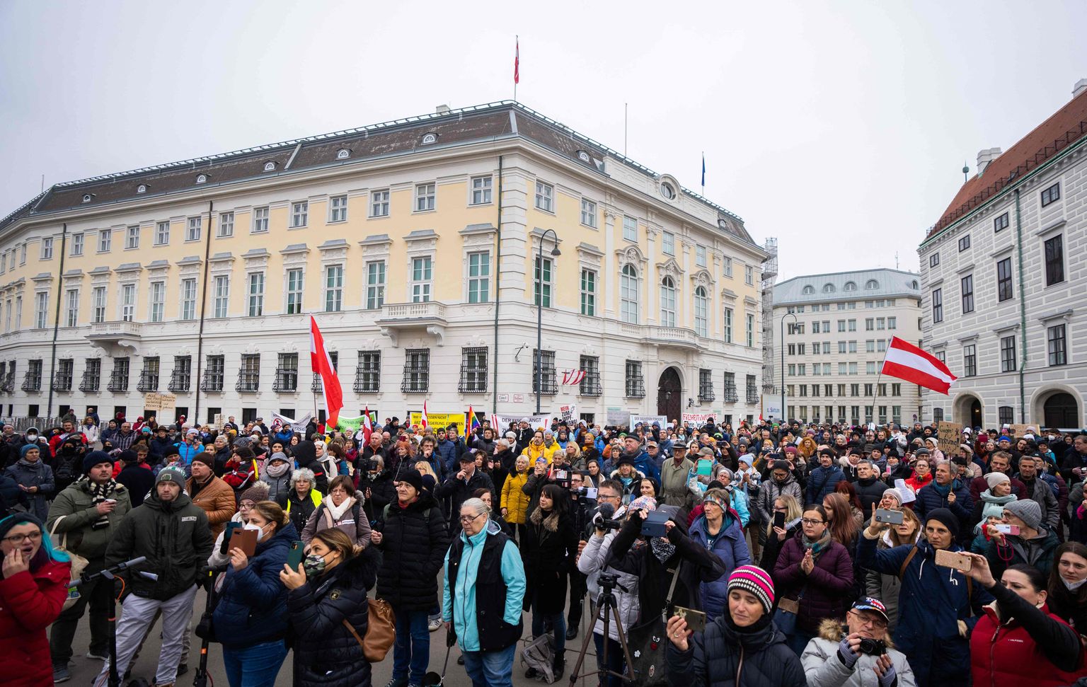 Austrijā nevakcinētie protestē pret mājsēdi.