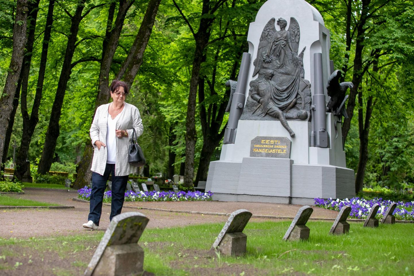 Eesti sõjahaudade hoolde liidu tegevdirektor Tiina Tojak tunneb Pärnu Alevi kalmistul ­vabadussõja monumendi juures head meelt, et taastatud on naabrusesse sängitatute nimeplaadid.