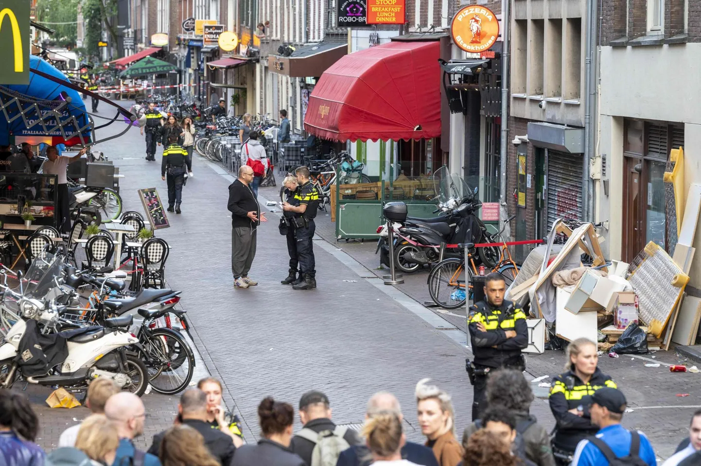 Politseinikud Peter R. de Vriesi tulistamise järel sündmuspaigal Amsterdamis.