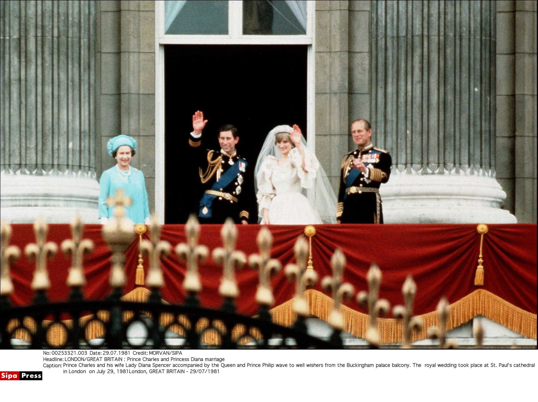 Prints Charles ja printsess Diana oma pulmapäeval, 29. juulil 1981. Prints Philip seisab printsess Diana kõrval