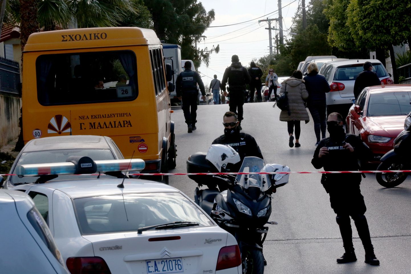 Politseinikud Kreeka krimiajakirjaniku Giorgos Karaivazi tapmispaigas Ateenas.