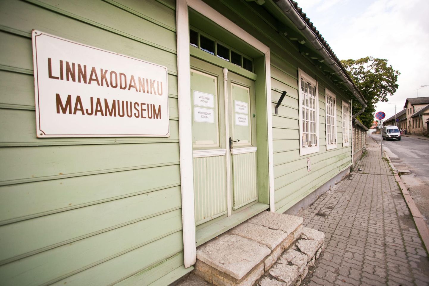 Linnakodaniku majamuuseumis on avatud fotonäitus kreisilinlastest.