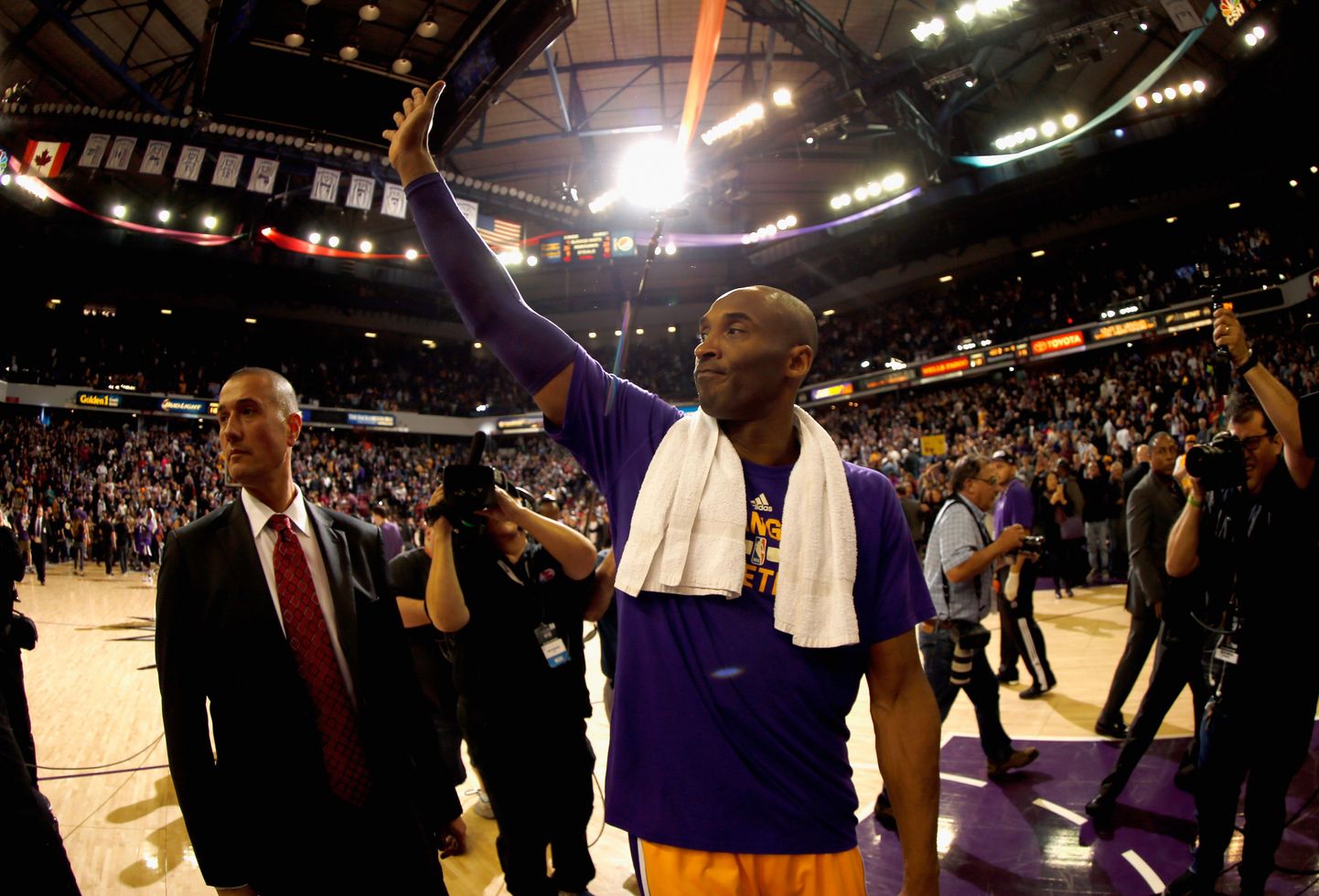 Kobe Bryant lahkumas mängult Sacramento Kingsiga.